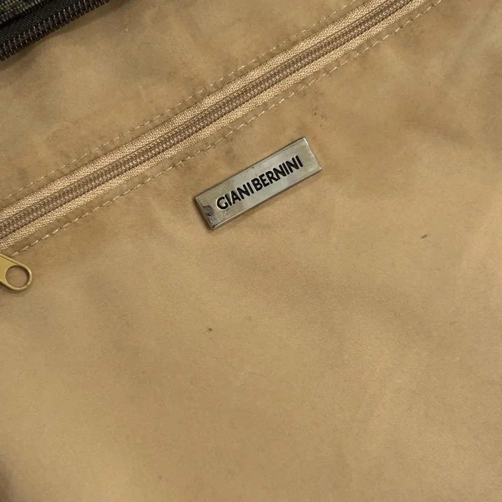 EUC Giani Bernini Block Signature Crossbody - Picture 9 of 16